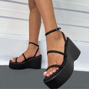 Black strappy wedge heels 90’s Y2K vintage style